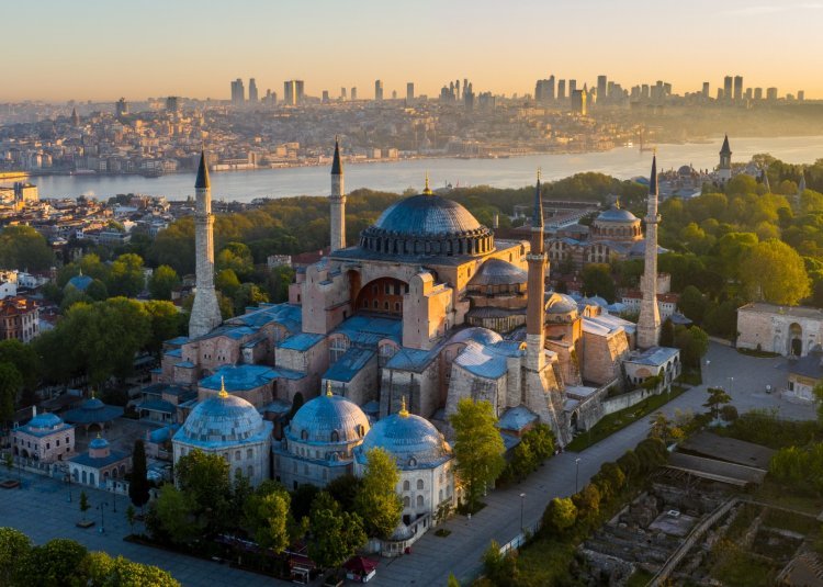 Ayasofya Məscidinin günbəzində əhatəli bərpa işləri başlanılıb