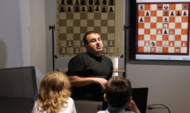 Azərbaycan Şahmat Federasiyasında yeniyetmələr arasında ölkə çempionatının qalib və mükafatçıları üçün növbəti ustad dərsi təşkil edilib.