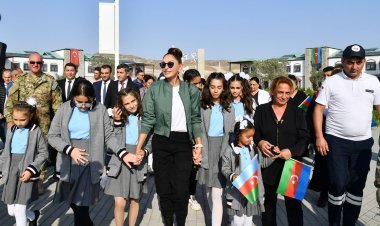 Keçmiş məcburi köçkünlər Mehriban xanım Əliyevanı təbrik edirlər