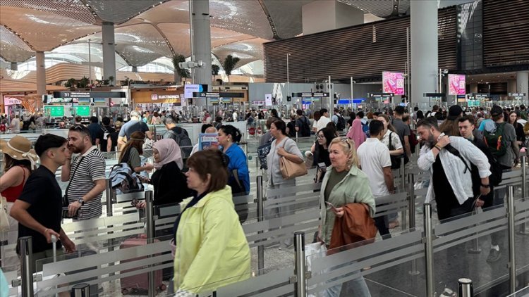 Türkiye Hava Limanlarında Yeni Rekord: Hər Üç Yolçudan İkisi İstanbul və Antalya Hava Limanlarından istifadə etdi