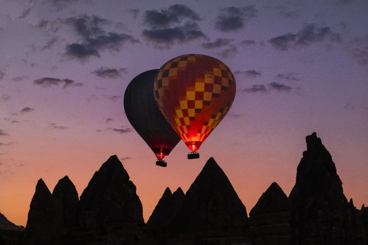 Sehrlər diyarı Kapadokiyada sübh çağı balon baleti