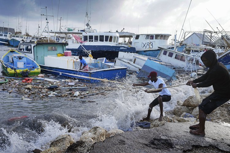 Atlantik Okeanında güclü qasırğa təhlükəsi: Bölgədə uçuşlar dayandırıldı
