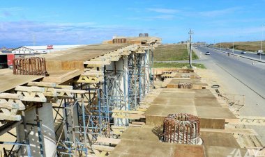 Yeni yerüstü piyada keçidinin inşası davam etdirilir FOTO