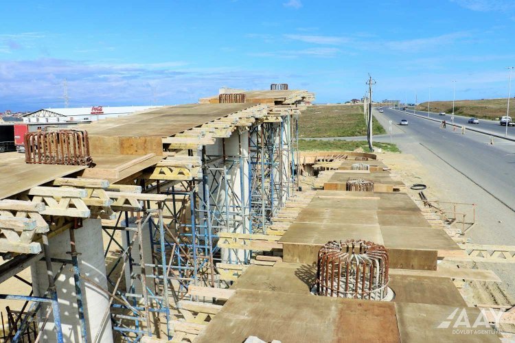 Yeni yerüstü piyada keçidinin inşası davam etdirilir FOTO