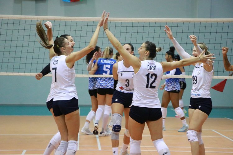 Bu gün qadın voleybolçular arasında Yüksək Liqanın I turu çərçivəsində növbəti oyun keçirilib.
