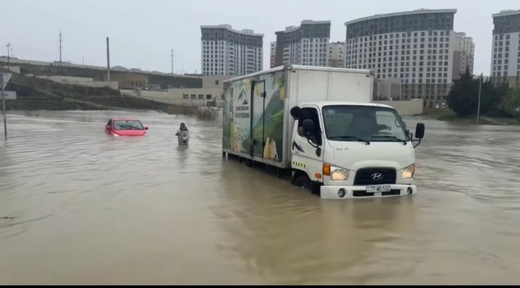 ADSEA gücləndirilmiş rejimdə çalışır, amma Bakıda küçələrin bir hissəsi suyun altındadır - Anoloji hadisə neçə dəfə təkrarlanacaq?