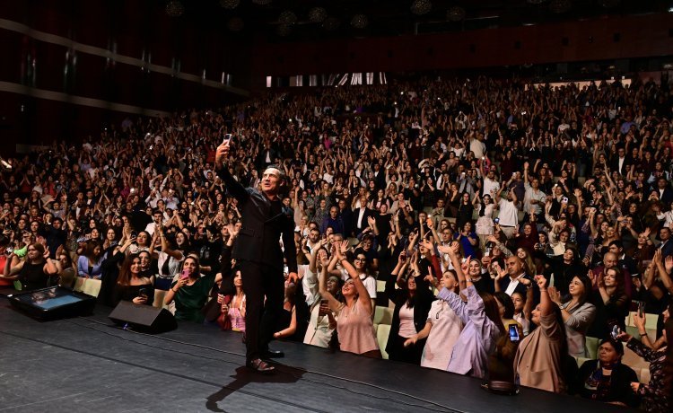 Ferhat Göçer Eyyub Hüseynzadənin təşkil etdiyi konsertdə “Ey, Əziz Anam, Azərbaycan”ı oxudu – VİDEO